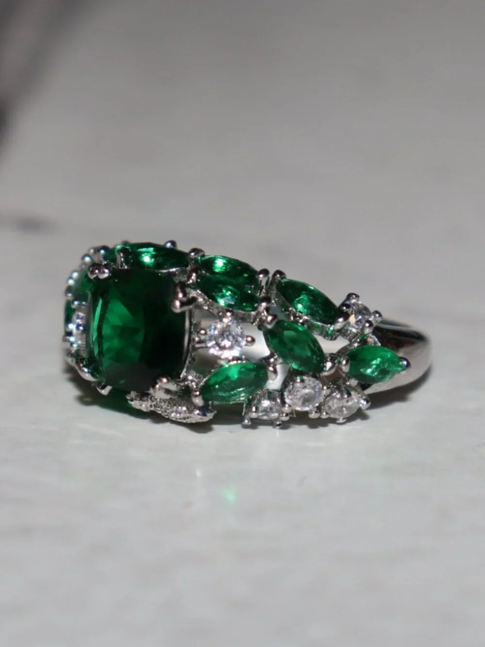 ✨ Size 9 Silver Ring · Green Gemstone Cluster · NWOT
